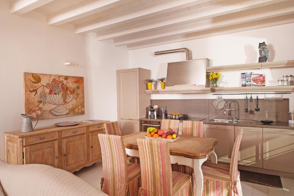 Kuchyňa alebo kuchynka v ubytovaní Resort Caesar C4 Sirmione - Gardagate
