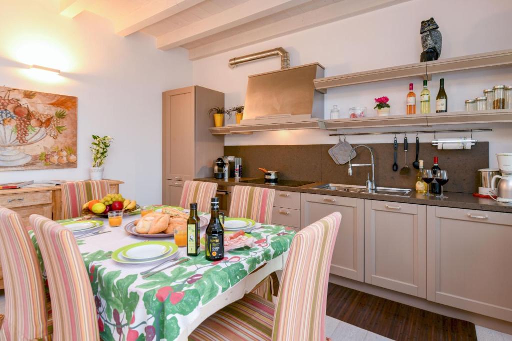 Kuchyňa alebo kuchynka v ubytovaní Resort Caesar C4 Sirmione - Gardagate