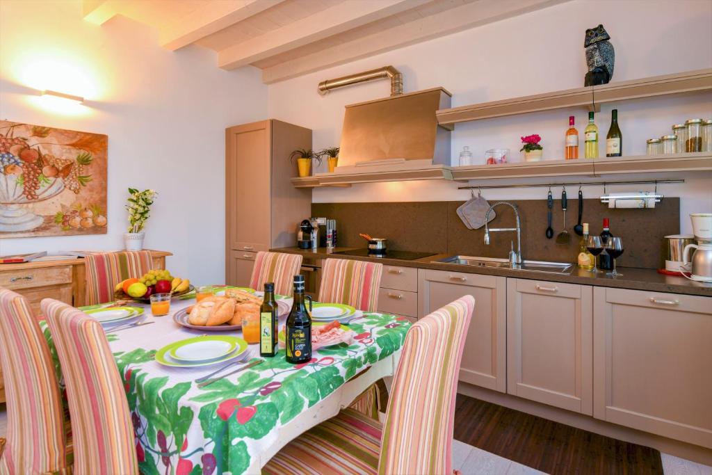 Kuchyňa alebo kuchynka v ubytovaní Resort Caesar C4 Sirmione - Gardagate