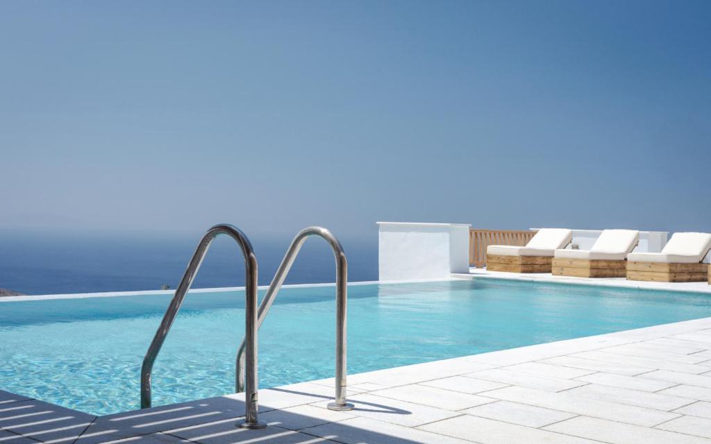 Bazén v ubytování Morfes Luxury Apartments nebo v jeho okolí
