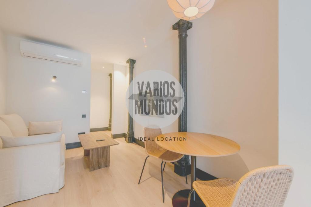 ein Zimmer mit einem Tisch und einem Schild an der Wand in der Unterkunft Diversión y confort para 10, ven a Duque de Rivas 8 E3 in Madrid