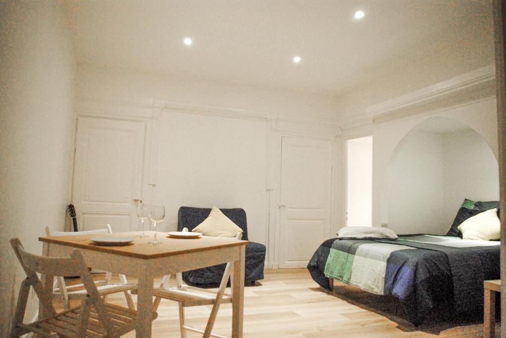 - une chambre avec un lit, une table, une table et des chaises dans l'établissement Dijon Standing Historic City Apartment, à Dijon