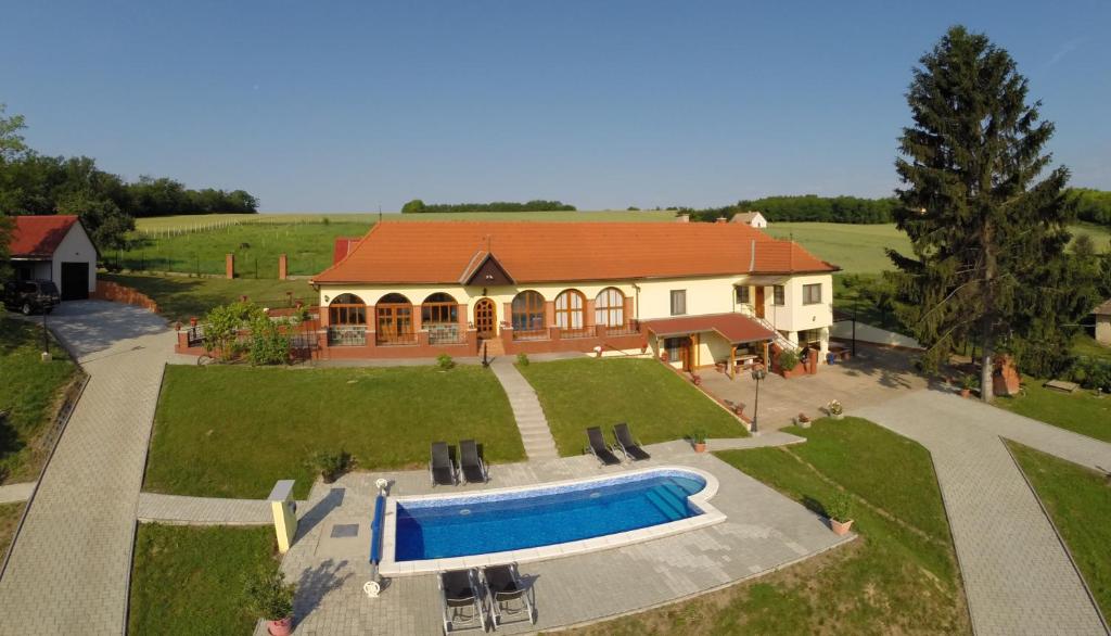 - une vue aérienne sur une maison avec une piscine dans l'établissement Villa Teleki, à Teleki
