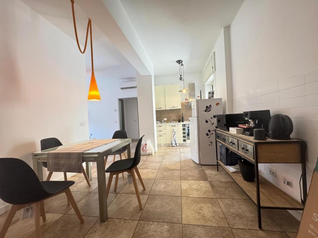 a kitchen and dining room with a table and chairs at CASA Degli ARTISTI in Acilia