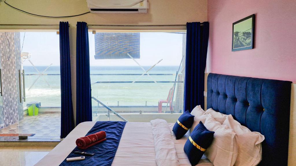 Postel nebo postele na pokoji v ubytování Tere Mere Beach Hotel Pondicherry
