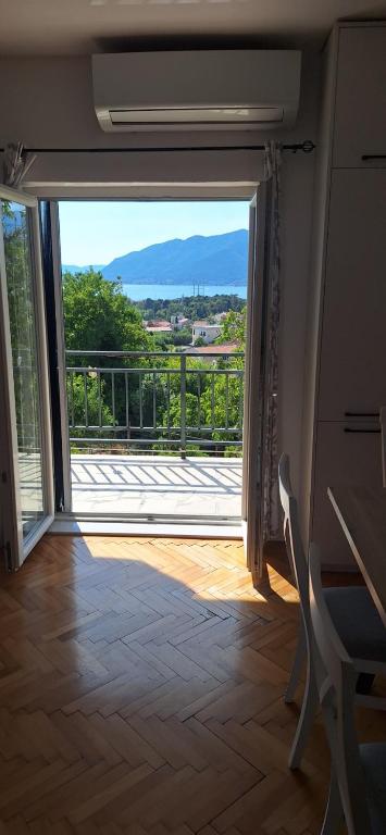 una puerta abierta a un balcón con vistas en Apartman Nadja2, en Tivat