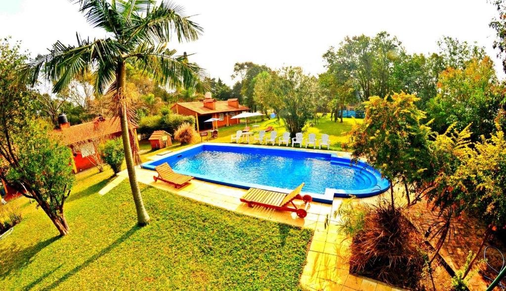 eine Draufsicht auf einen Swimmingpool in einem Hof in der Unterkunft Casas de Campo in Villa Urquiza