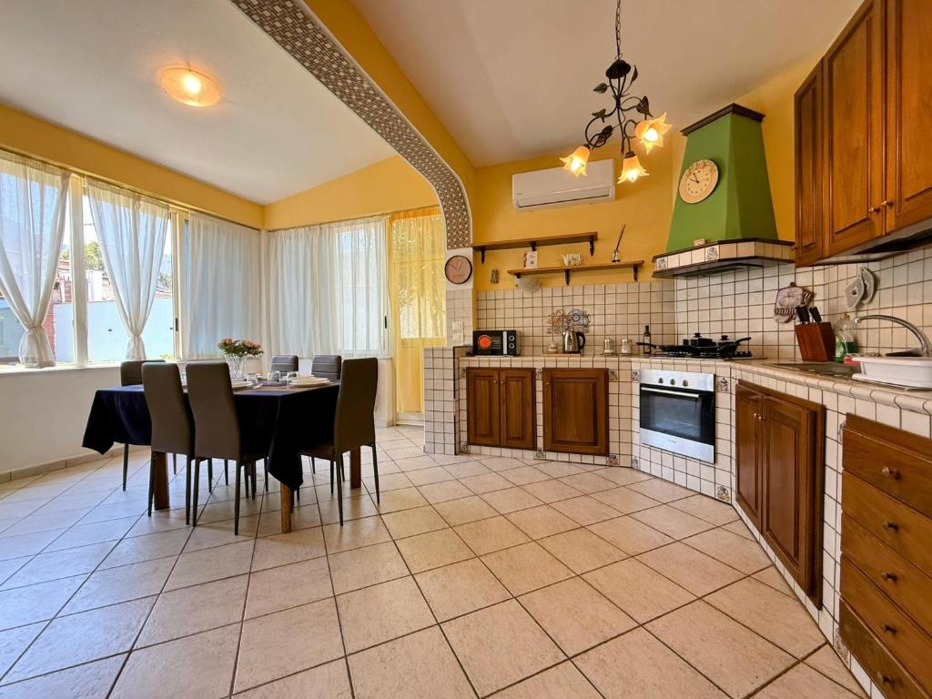 Kuchyň nebo kuchyňský kout v ubytování Casa vacanze Ciachea Home - Villa Accogliente con BBQ, Giardino e Parcheggio , A due Passi Da Palermo & Aereoporto