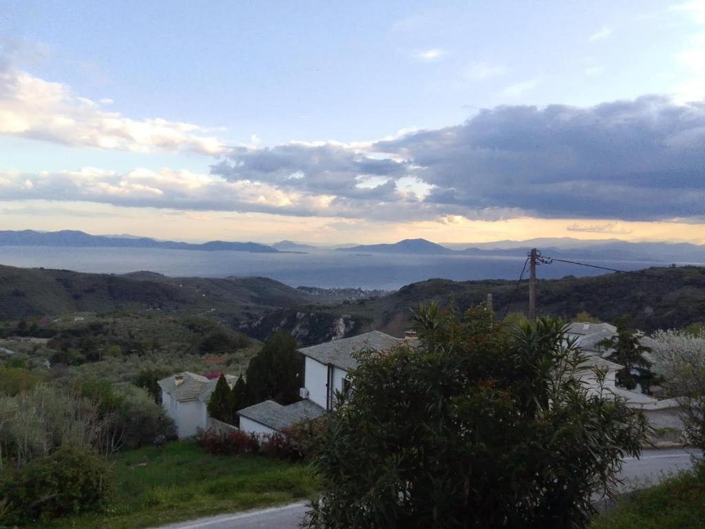 vista sull'oceano da una collina con una casa di Perky Roses Home, Mountain Meets Sea in Milies, Pelion a Miléai