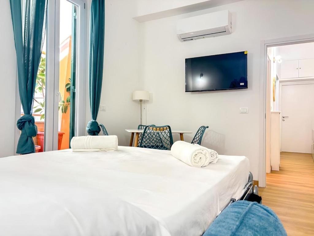 Modern apartment with Private Balcony Near Colosseum