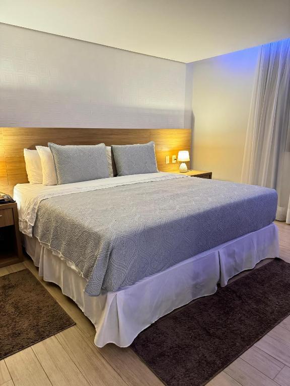 a bedroom with a large bed in a room at Apartamento no Hotel Radisson Belém in Belém