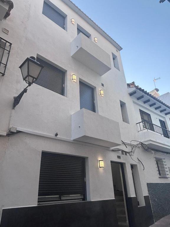 ein weißes Gebäude mit einer Treppe und einem Balkon in der Unterkunft excelente estudio a 200 metros playa in Marbella