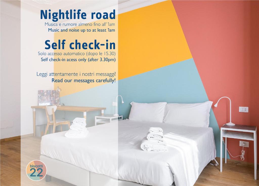 un poster per un self check-in in una camera da letto con un letto di Affittacamere Biscotti22 a Bologna