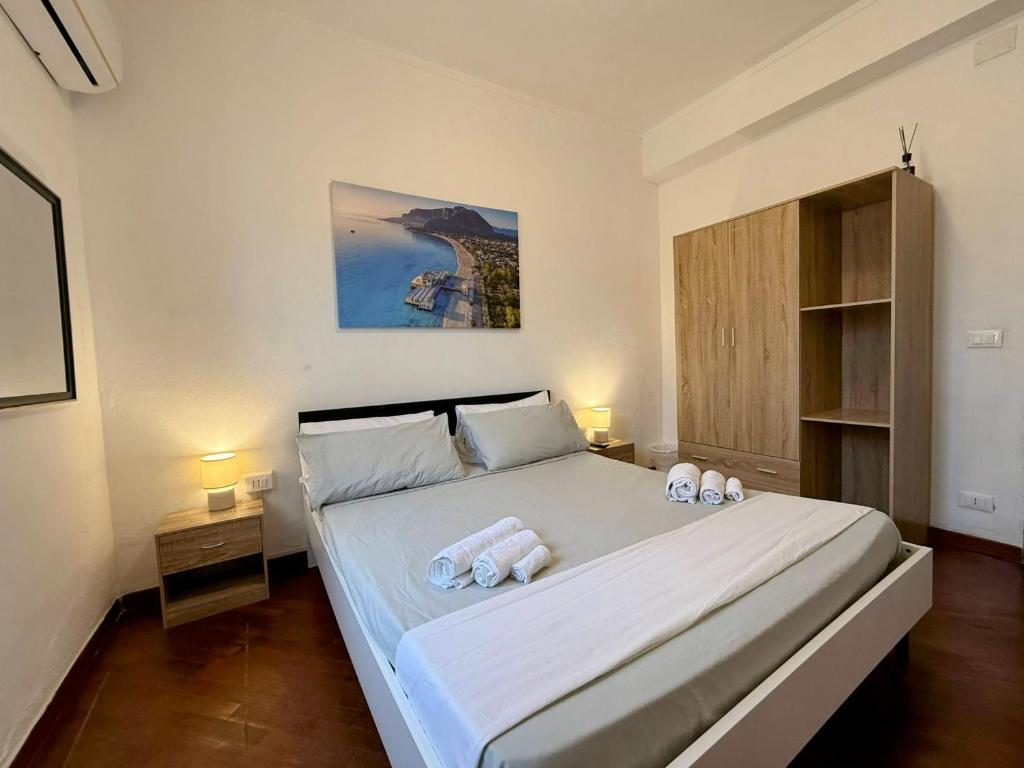Postel nebo postele na pokoji v ubytování Casa vacanze Ciachea Home - Villa Accogliente con BBQ, Giardino e Parcheggio , A due Passi Da Palermo & Aereoporto
