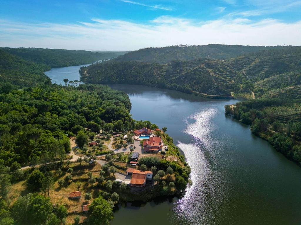 an island in the middle of a river at Encontro no Rio in Póvoa de Midões
