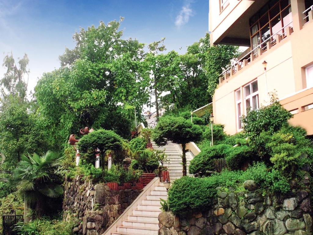 un conjunto de escaleras que conducen a un edificio en Sinclairs Darjeeling, en Darjeeling