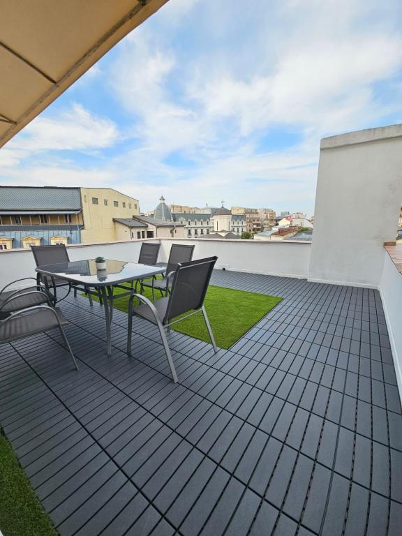 VăleniにあるBlue Sky Apartmentの屋上のパティオ(テーブル、椅子付)