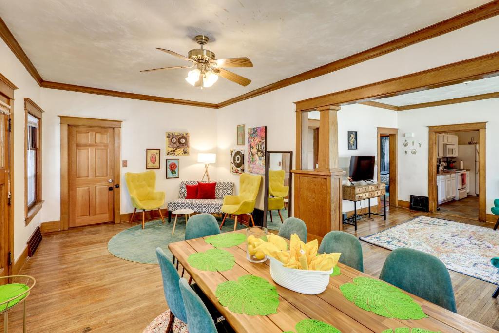 リンカーンにある1 Mi to UNL Group Getaway with Game Areaのテーブルと椅子のあるリビングルーム