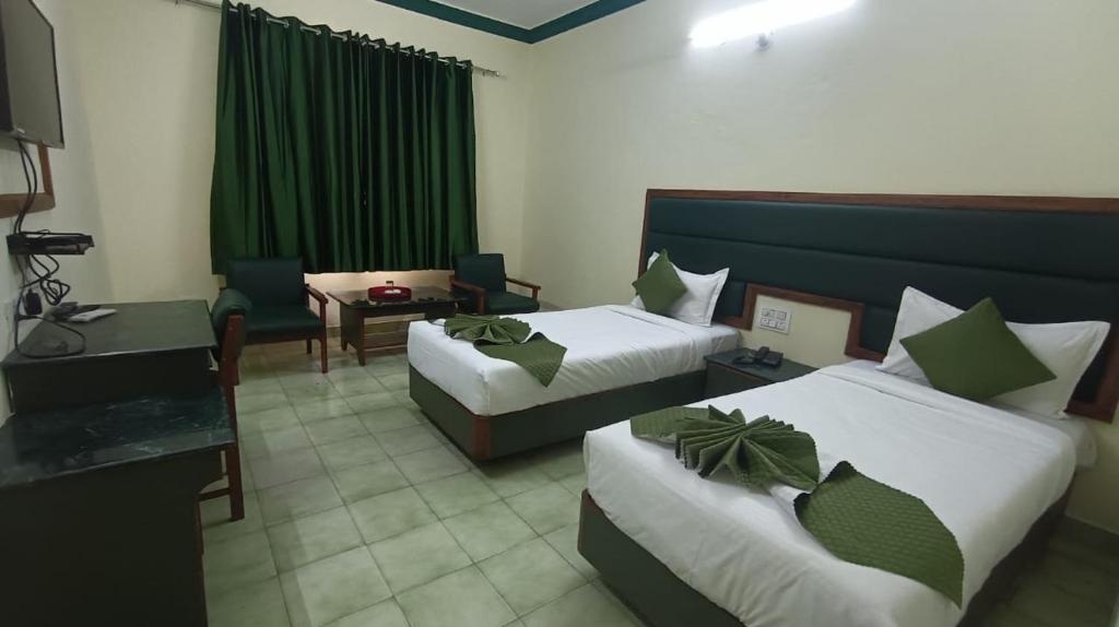 Ένα ή περισσότερα κρεβάτια σε δωμάτιο στο Hotel Ranjit Residency