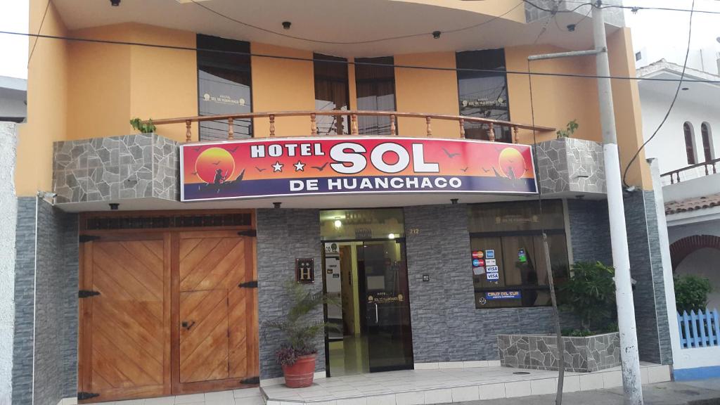 een hotel verkocht bord voor een gebouw bij Hotel Sol de Huanchaco in Huanchaco