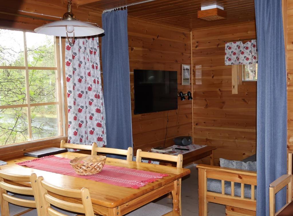 TV a/nebo společenská místnost v ubytování Ounasloma Holiday Cottages
