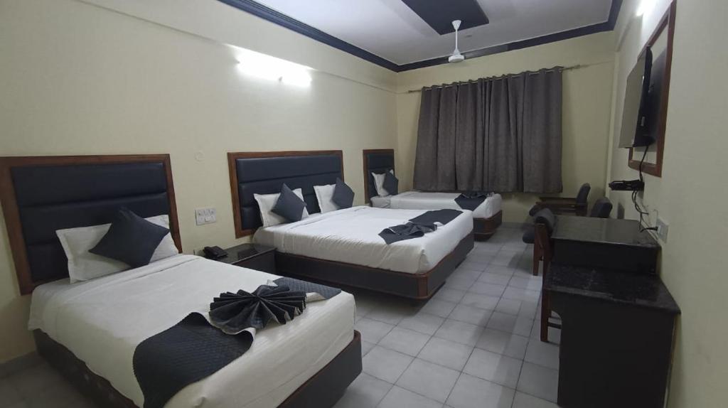 Ένα ή περισσότερα κρεβάτια σε δωμάτιο στο Hotel Ranjit Residency