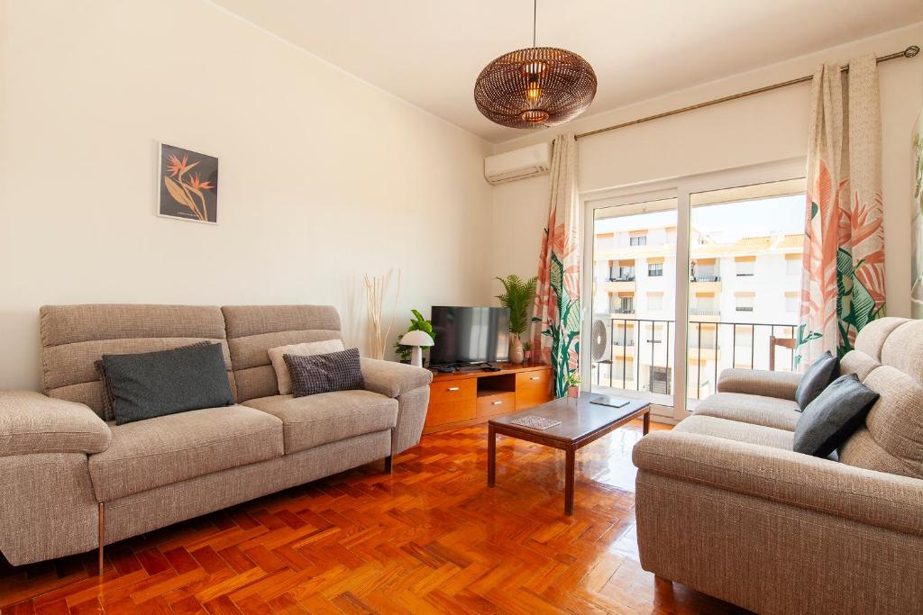 un salon avec deux canapés et une table dans l'établissement Trindade Sun Guesthouse, à Lagos