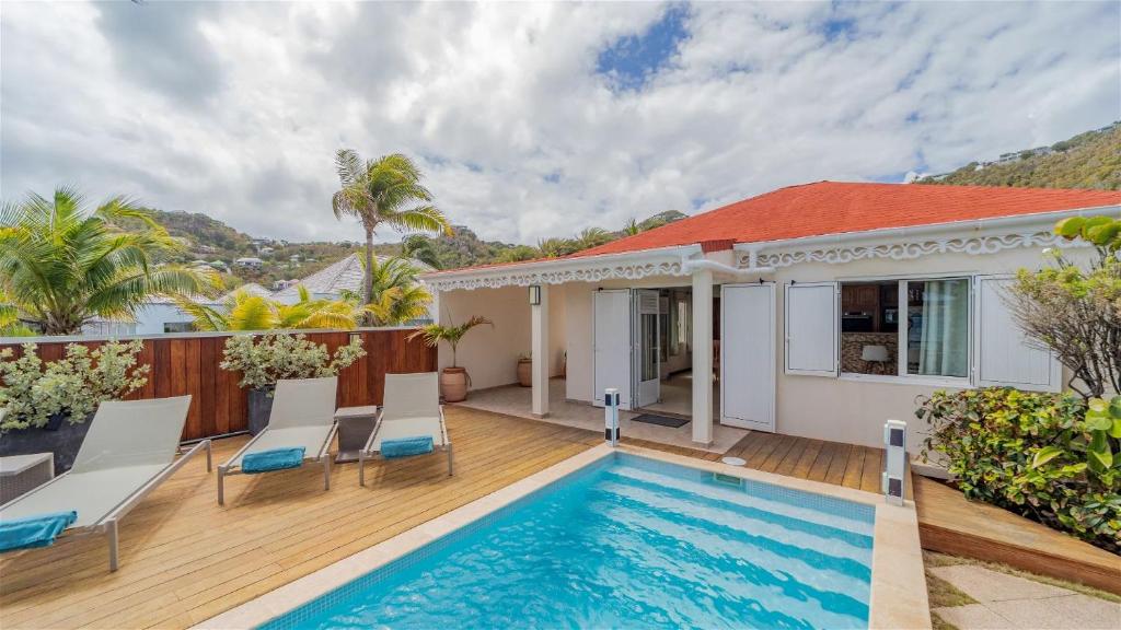 Enchanting 2BR Villa Embracing Caribbean's Breeze
