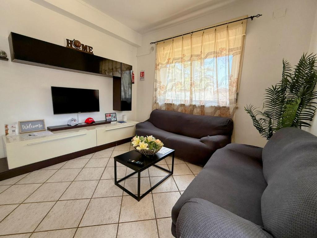 TV a/nebo společenská místnost v ubytování Casa vacanze Ciachea Home - Villa Accogliente con BBQ, Giardino e Parcheggio , A due Passi Da Palermo & Aereoporto