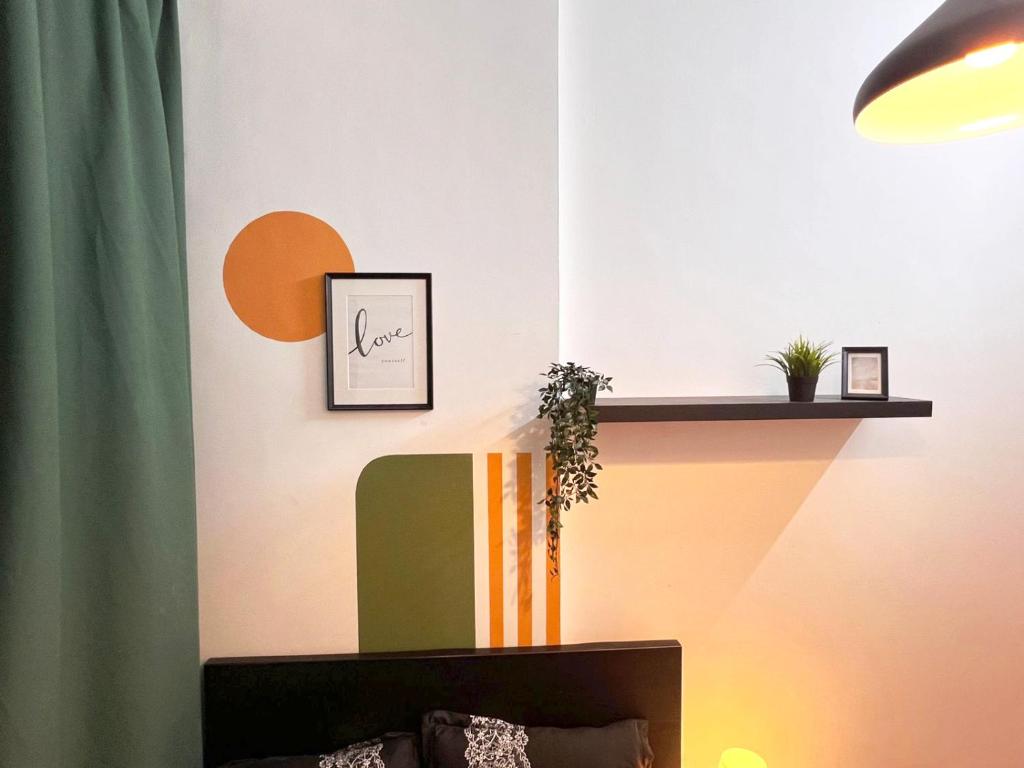 un soggiorno con divano e mensola di Amour Room For Couple in Barsha Heights Tecom a Sabkhah