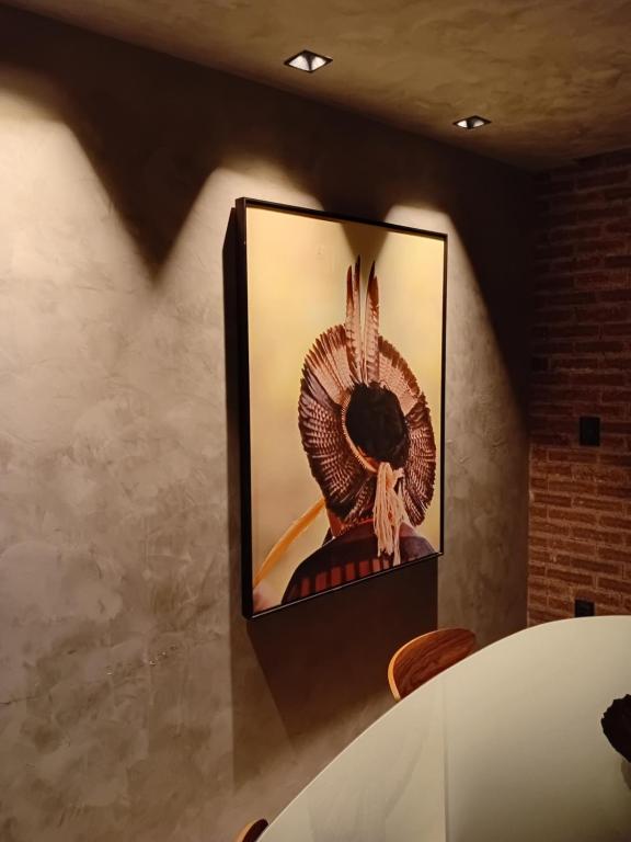 un quadro su un muro con il dipinto di una donna di Flatpremium1501 a Fortaleza