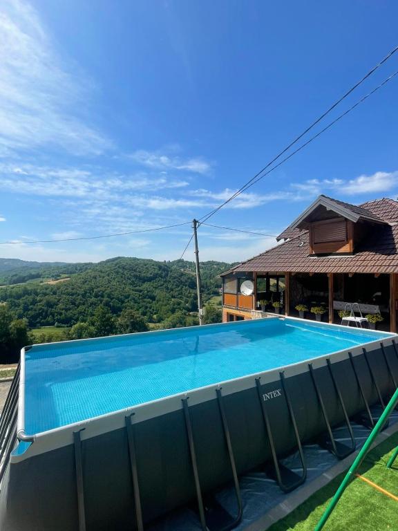 Bazén v ubytování Apartman 1 nase brdo nebo v jeho okolí
