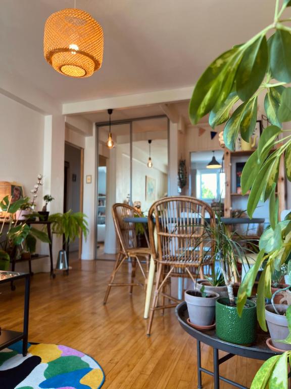 un salon avec des chaises et des plantes en pot dans l'établissement L'escapade Kerangal, à Rennes