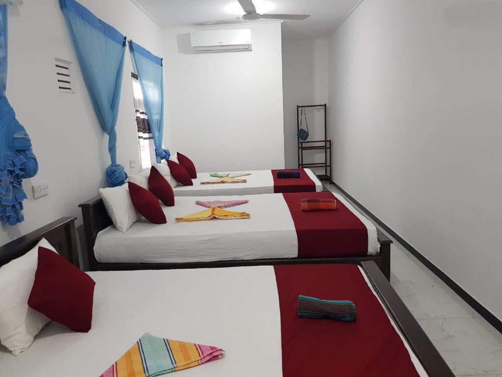 Postel nebo postele na pokoji v ubytování Suman Beach Rooms
