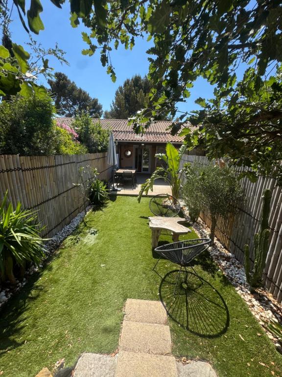 une cour arrière avec un vélo garé dans l'herbe dans l'établissement Villa club à proximité des calanques, à Bandol