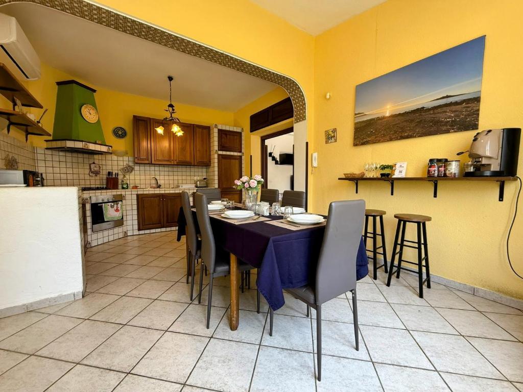 Kuchyň nebo kuchyňský kout v ubytování Casa vacanze Ciachea Home - Villa Accogliente con BBQ, Giardino e Parcheggio , A due Passi Da Palermo & Aereoporto