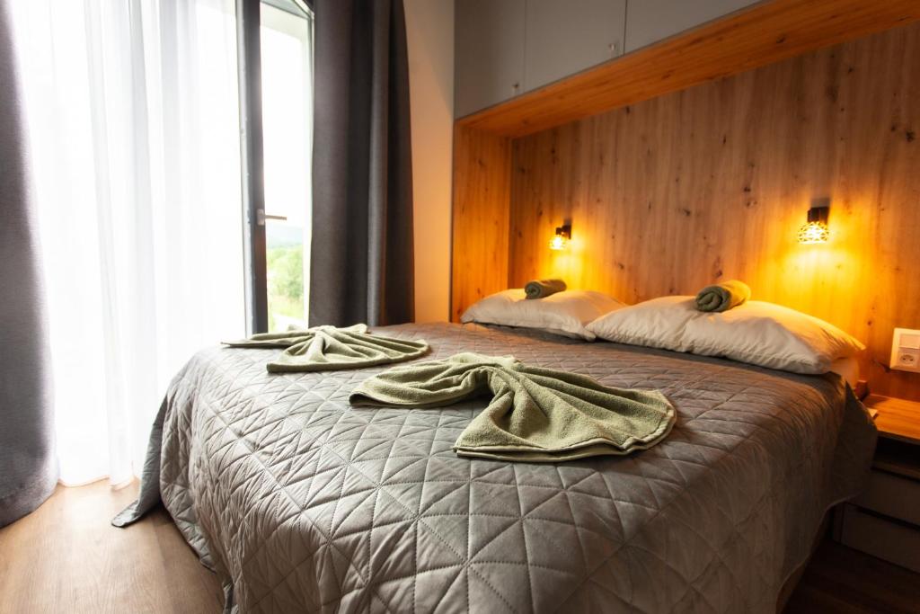 En eller flere senge i et værelse på Levander