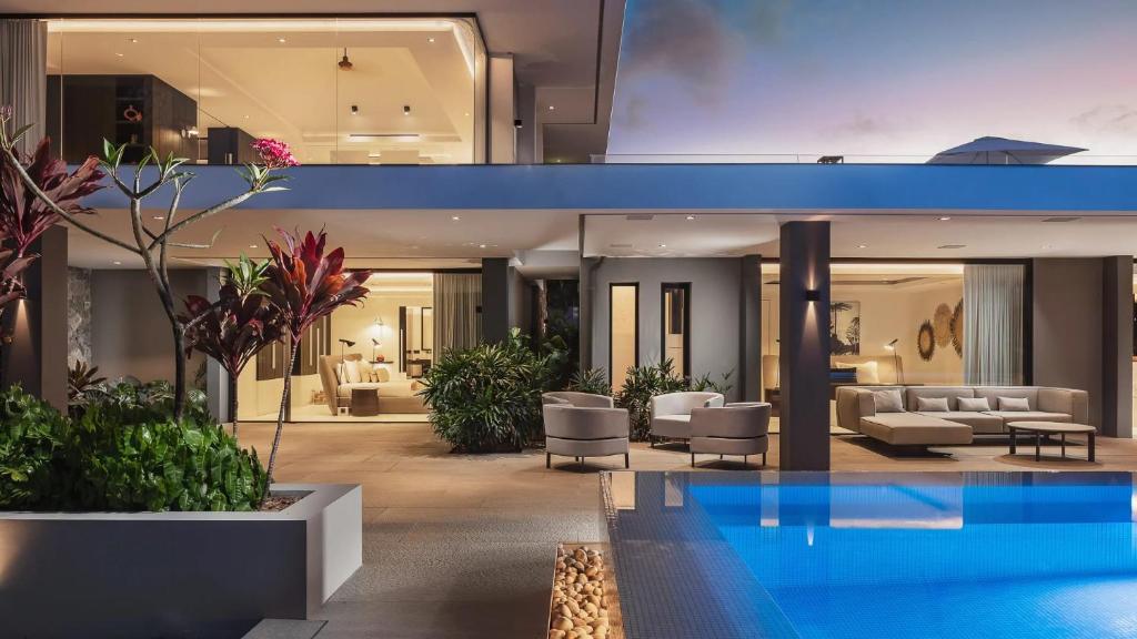 Four-Bedroom Villa with Pool and Fitness Room