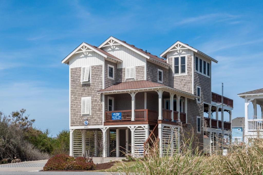 ein großes Haus am Straßenrand in der Unterkunft Blue Moon in Nags Head