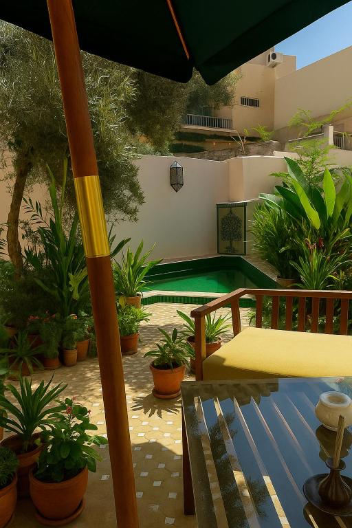 Bazén v ubytování Riad Zawiyat Fes nebo v jeho okolí