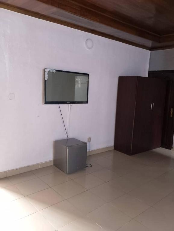 TV a/nebo společenská místnost v ubytování Morada Hotels Ltd