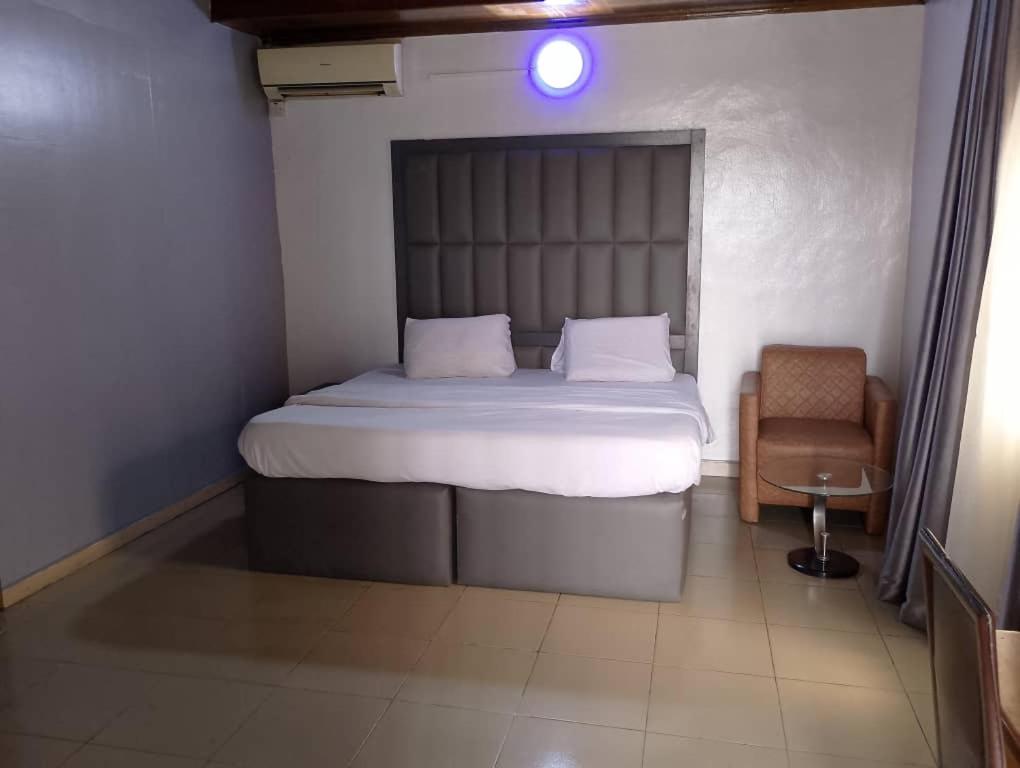 Postel nebo postele na pokoji v ubytování Morada Hotels Ltd