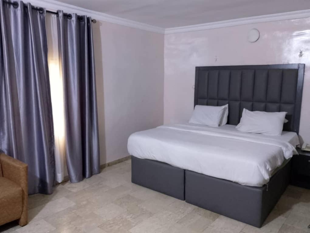 Postel nebo postele na pokoji v ubytování Morada Hotels Ltd