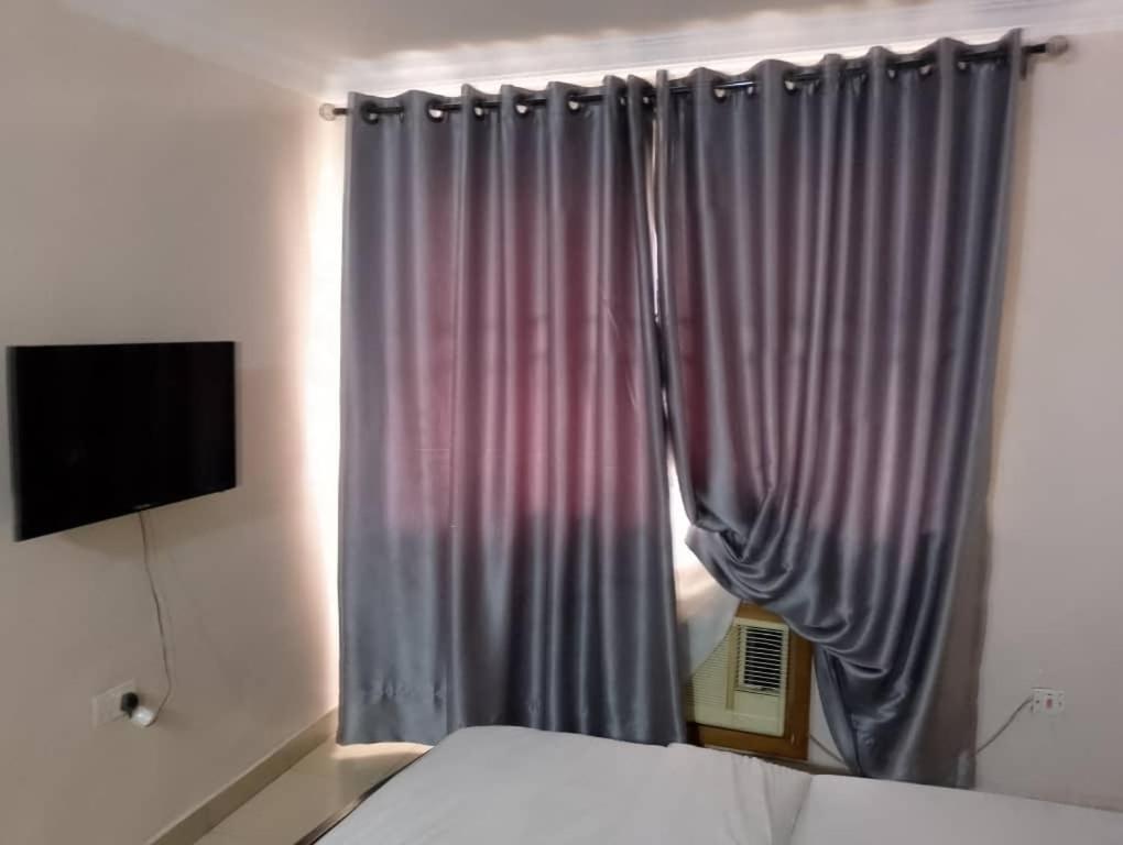 TV a/nebo společenská místnost v ubytování Morada Hotels Ltd