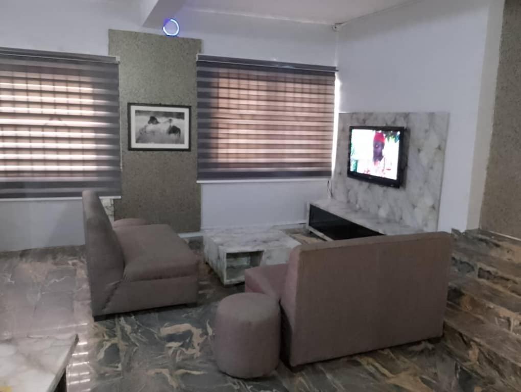 TV a/nebo společenská místnost v ubytování Morada Hotels Ltd