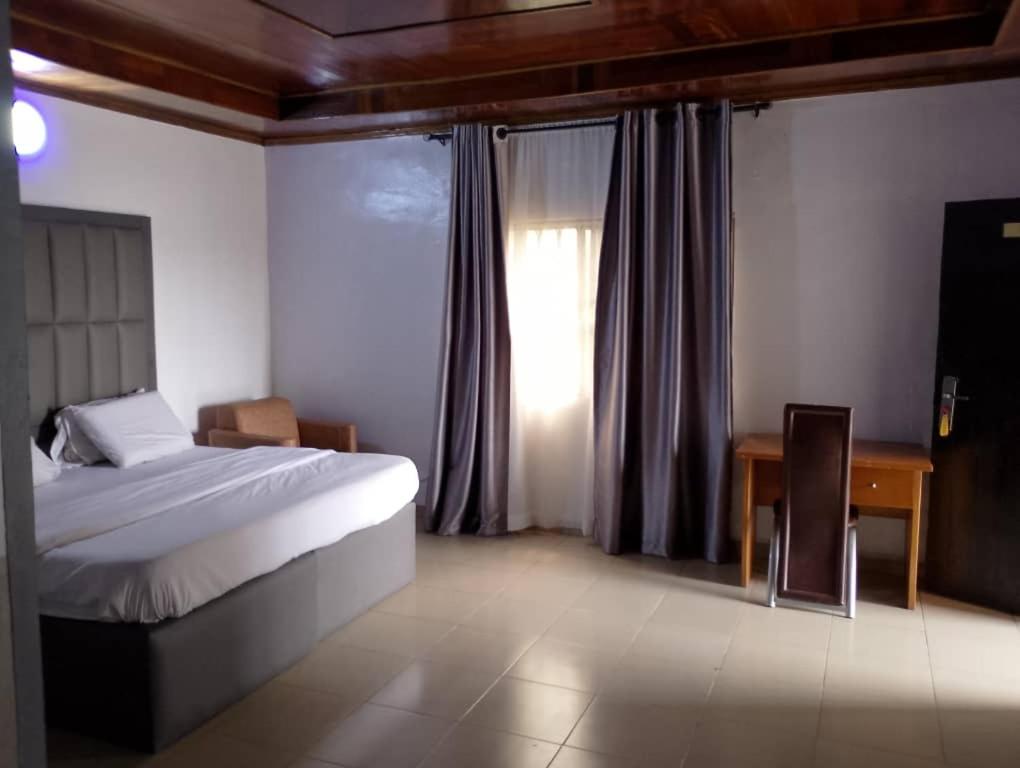 Postel nebo postele na pokoji v ubytování Morada Hotels Ltd