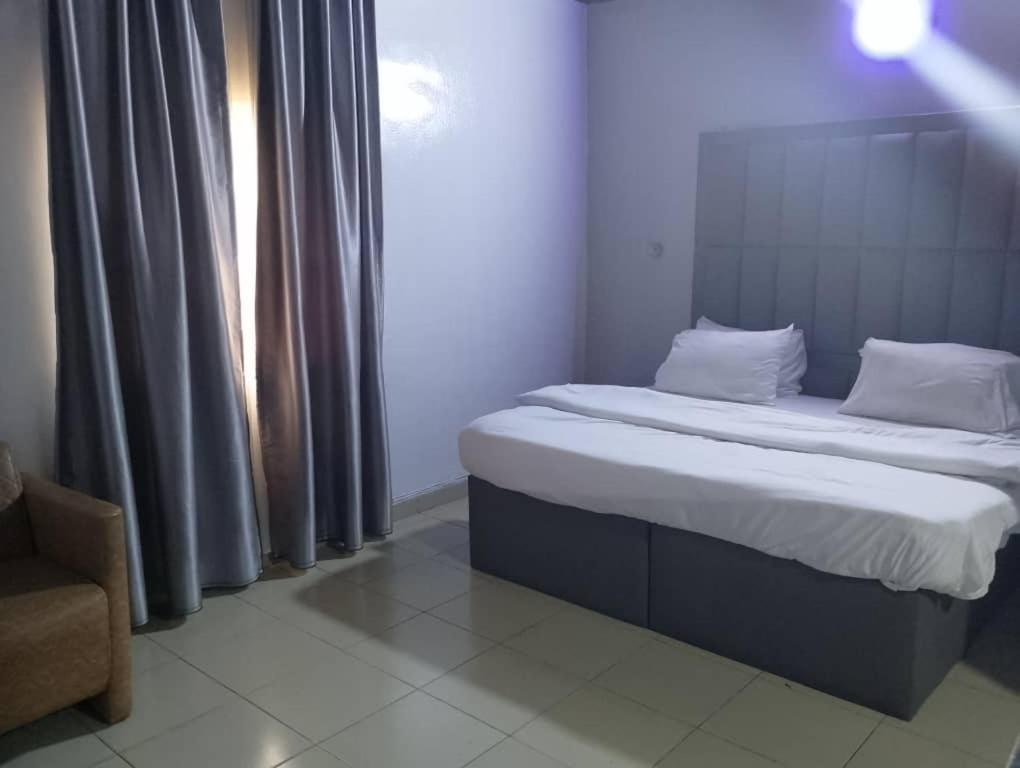 Postel nebo postele na pokoji v ubytování Morada Hotels Ltd