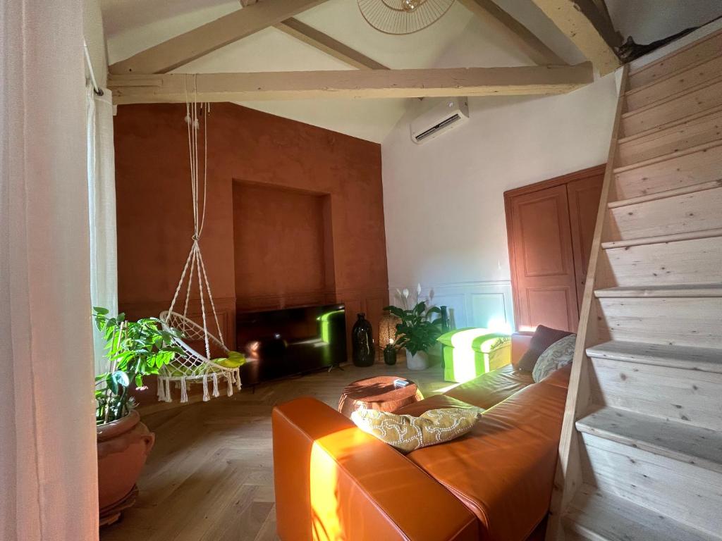 - un salon avec un canapé orange dans l'établissement Grand duplex, à Nice