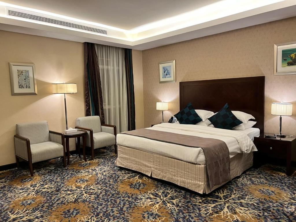 Postel nebo postele na pokoji v ubytování Merkure Jeddah Al Hamraa Hotel