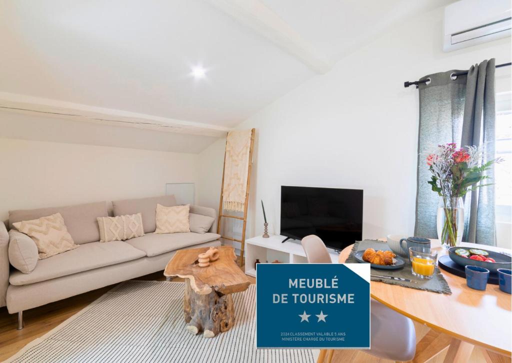 un salon avec un canapé et une table dans l'établissement Le Belvédère Nîmois proche centre ville Clim &Véranda MaisonCarréeConciergerie, à Nîmes